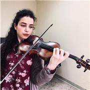 Laureata in Violino, offro lezioni sia per chi è alle prime armi e sia per chi ha già sperimentato il mondo della musica, per bambini di tutte le età